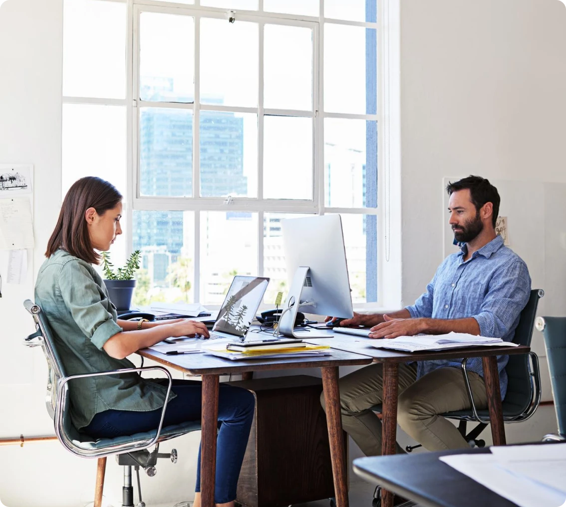 Equipe executando reforma e adequação civil em ambiente corporativo e industrial