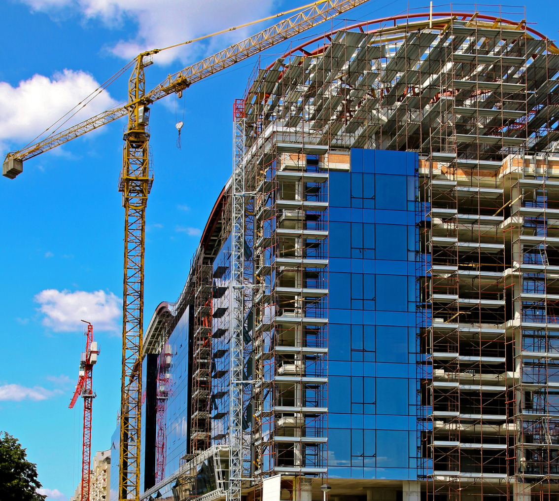 Equipe executando reforma e adequação civil em ambiente corporativo e industrial