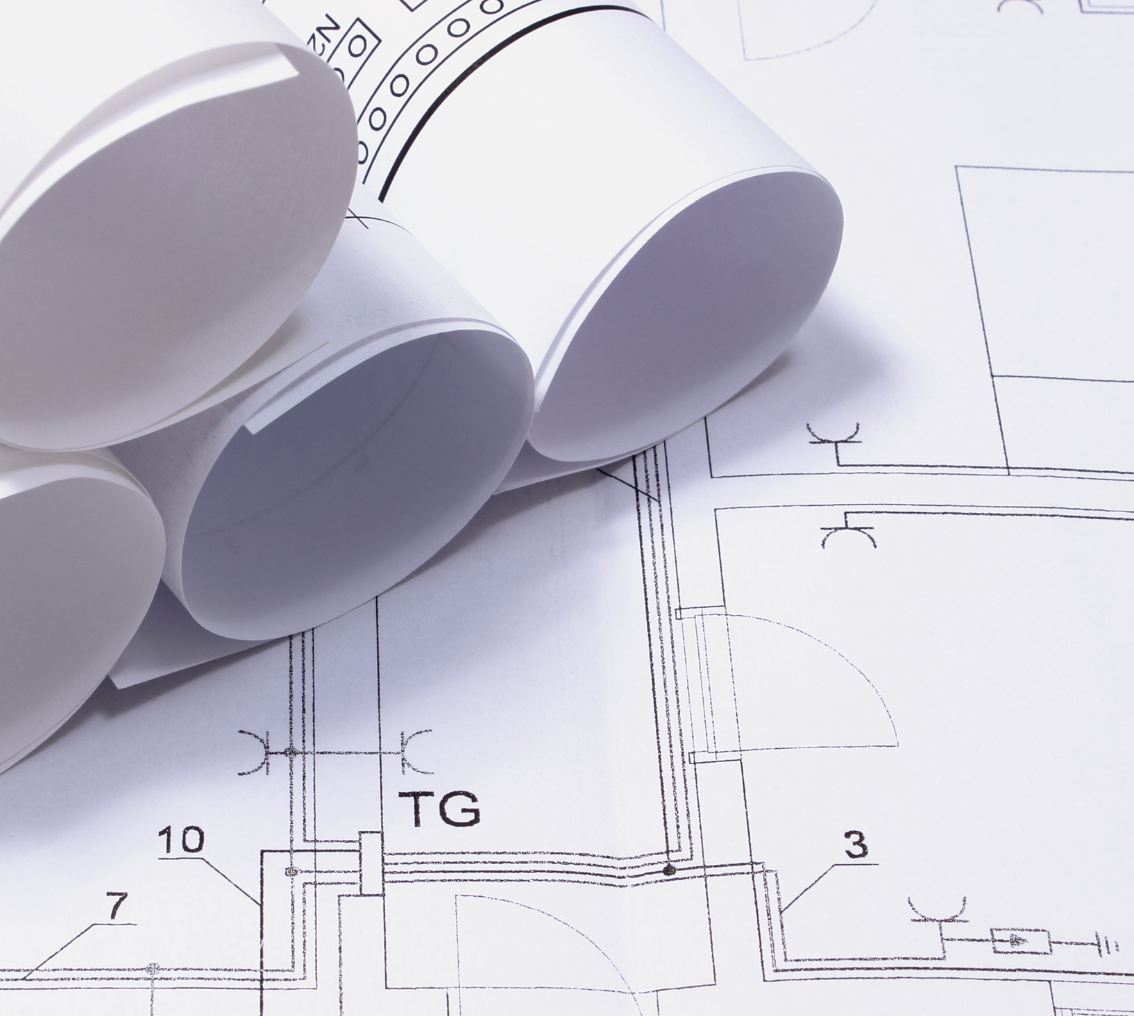 Projetista ou engenheiro trabalhando com software CAD e BIM em monitor profissional